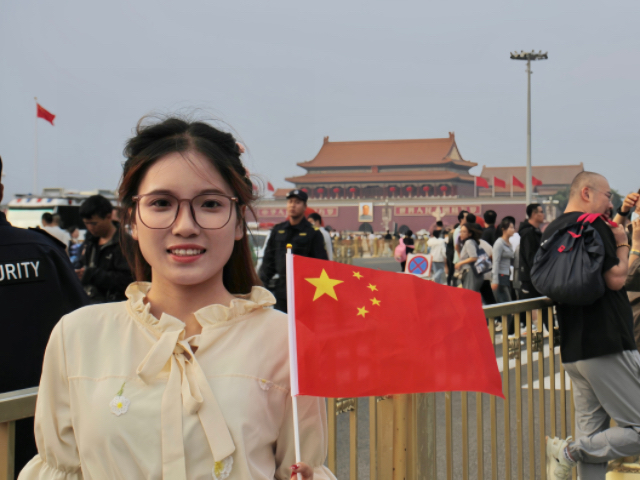青春华彩献礼 共享祖国盛典——经济与管理学院“国旗合拍‘计划’”活动