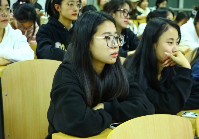 良师引领促成长 携手共进谱新篇——商务英语学院十月辅导员说完满活动集锦