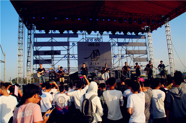 【音乐节·无边】不屈的意志 痛苦的信仰 疯狂的摇滚——“2017 无边”第五届校园摇滚音乐节