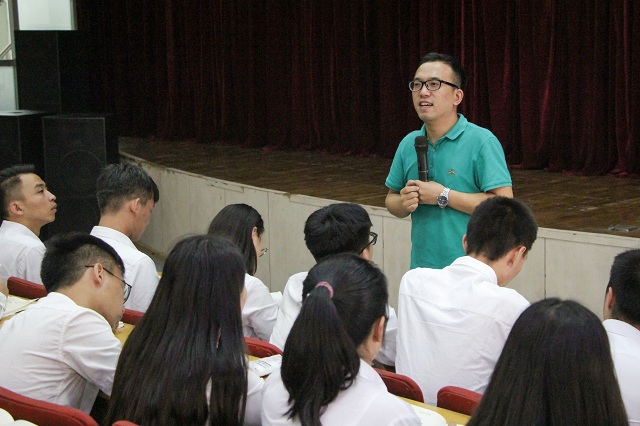 第十四届学生会召开新学期干部见面会