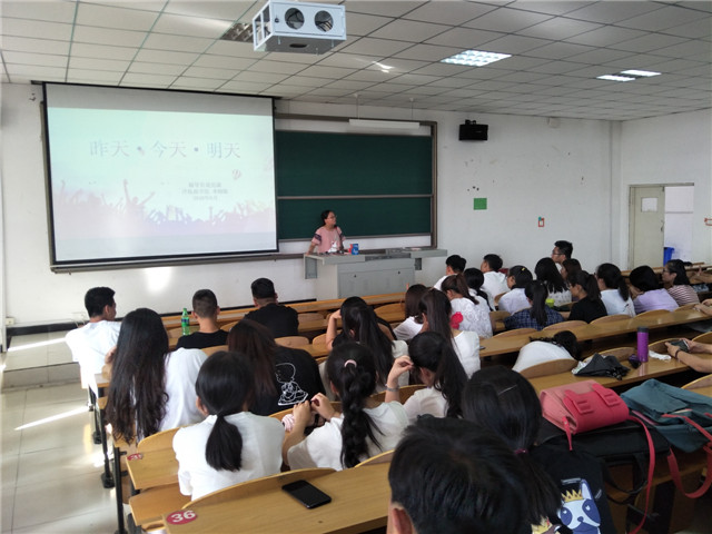 【辅导员说完满】把握当下才能拥抱未来——淬炼商学院“辅导员说完满”系列活动（六）