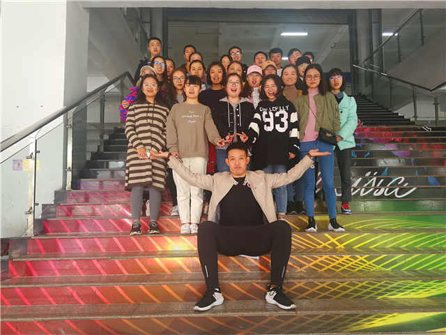 【完满班级】夜跑荧光  各展活力——淬炼商学院十月完满班级主题活动（二十一）