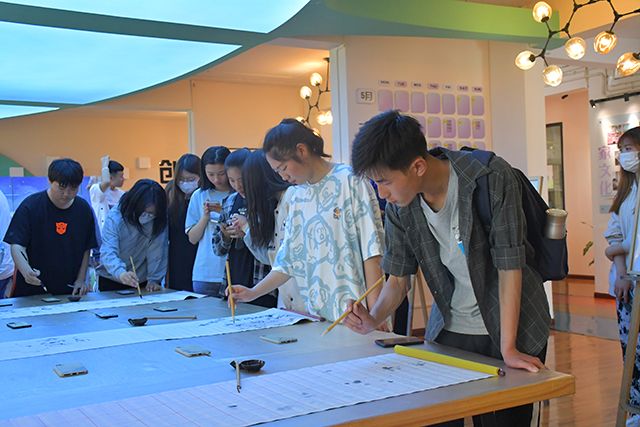 【戏剧节】体验非遗技艺 感受传统文化魅力——艺术传媒学院、智能工程学院“工·艺部队创意阁”