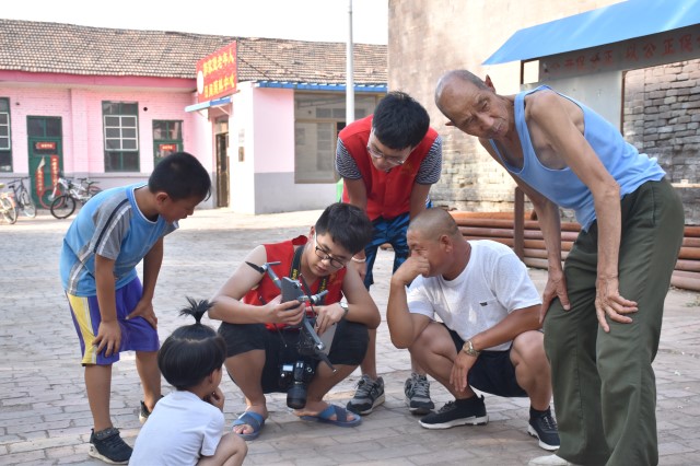 【三下乡】大腕“甜哥”现身郭家堡演唱会——“信鸽”志愿者服务队与郭家堡村的那些事儿