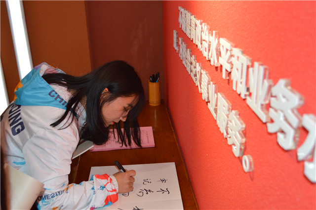 参观“不忘初心、牢记使命”主题教育档案文献展 激励信院学子担当作为