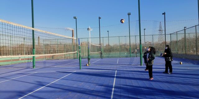 【完满班级】团队精神体现 排球传递合作——远景2005班完满班级活动