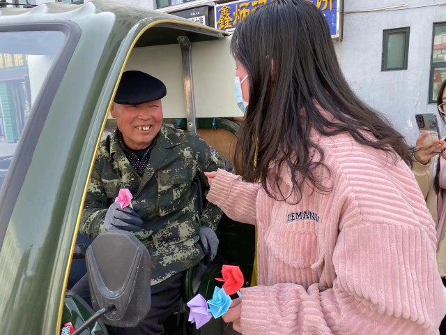 【完满团支部】传播至善正能量 朵朵鲜花送雷锋——商务英语学院英语2207班完满团支部活动