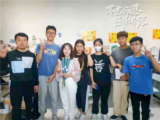 爱师乐学月:为教师亮灯 道一声“您辛苦了!”