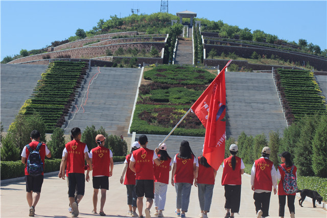 缅怀革命先烈 提升学生党员党性修养