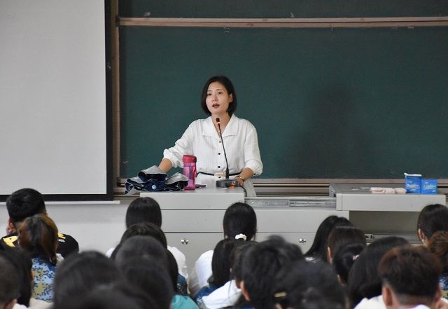【辅导员说完满】增强安全意识 充实青春韶华——食品与环境学院2021级主题年级会