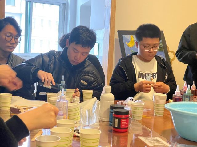 【完满班级】传承记忆 遇见扎染——艺术传媒学院数字媒体2002班举办扎染活动