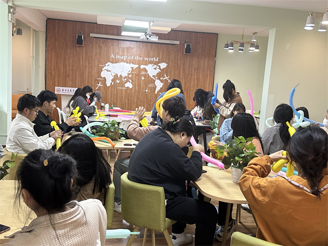恰逢春日 杂英缤纷落芳甸——商务英语学院四月完满团支部活动集锦