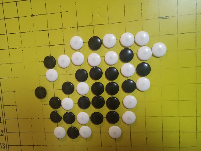 【完满班级】桌子上的战争——艺术传媒学院环设1805班举办“珍惜当下 悦动青春”五子棋大赛