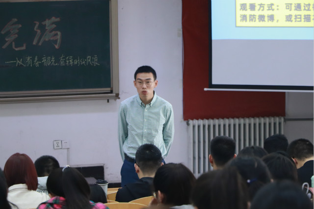 【辅导员说完满】以青春韶光 奋辑时代风浪——经济与管理学院2017级辅导员开展主题年级会