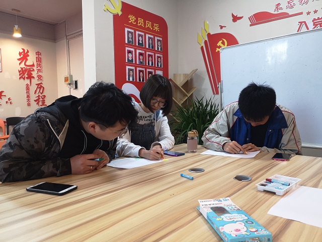 【完满班级】消防安全 你我同行——数字1801班“关注消防”防火海报绘制完满班级活动