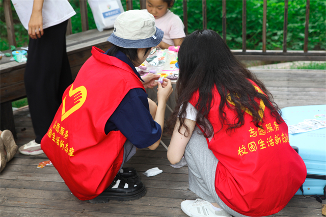 【三下乡】打造户外“七彩课堂” 让青春与乡村教育“双向奔赴”——“传承红色基因”调研寻访团