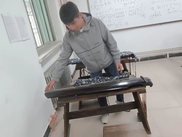 【完满班级】走进古琴：品弦内清雅 得弦中妙趣——远景学院远景2103班完满班级活动