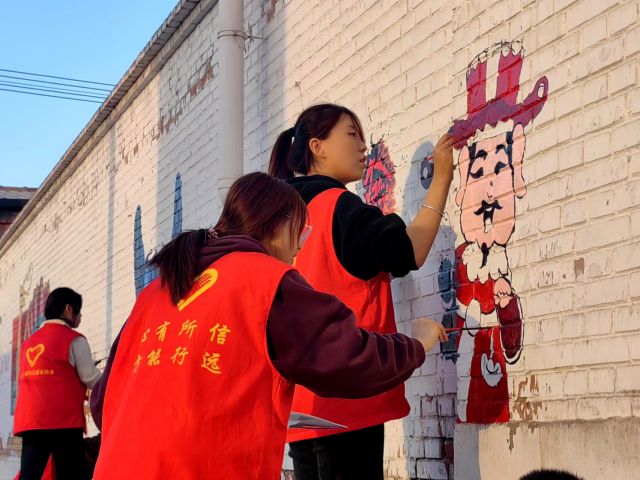 携绘多彩乡村 传扬青春力量——艺术传媒学院“太平庄公益慰问”专项志愿服务队