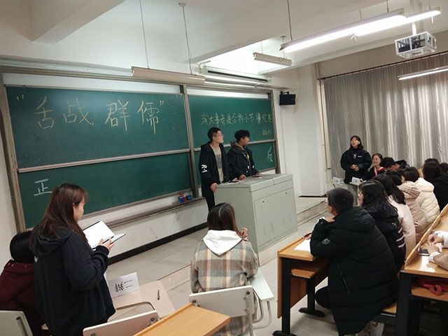 【完满班级】唇枪舌剑 才辩无双——艺术传媒学院视觉1901班“针锋相对 激情无限”成大事者是否拘小节辩论赛