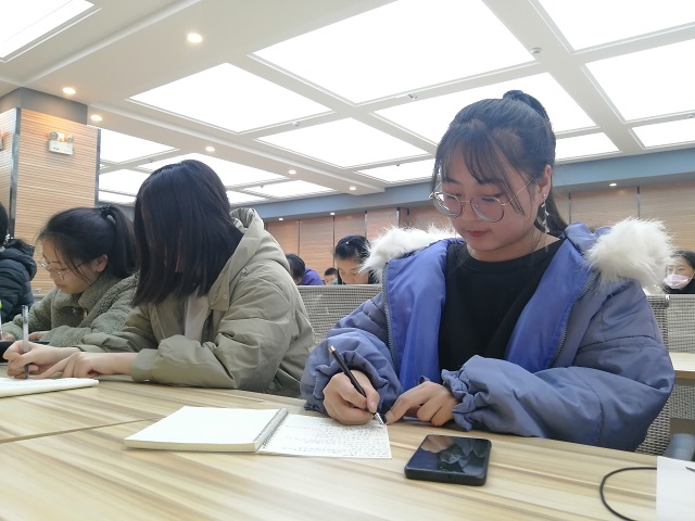 第三十四期“创客视界”传媒沙龙百名师生共同探寻新闻写作技巧