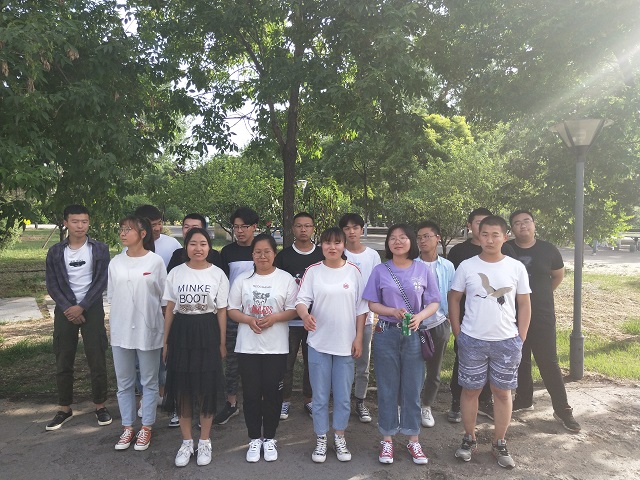 【完满班级】广施善行 浇树灌根——环设1804班帮树浇水公益活动