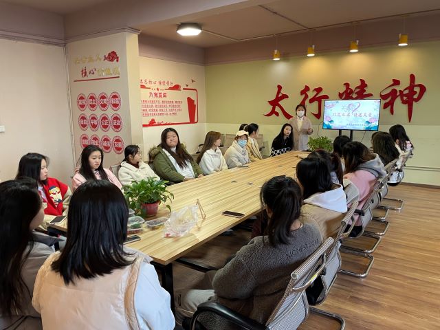 以花之名 传递关爱——食品与环境学院“懂花 才懂生活”花艺小课堂(第三期)
