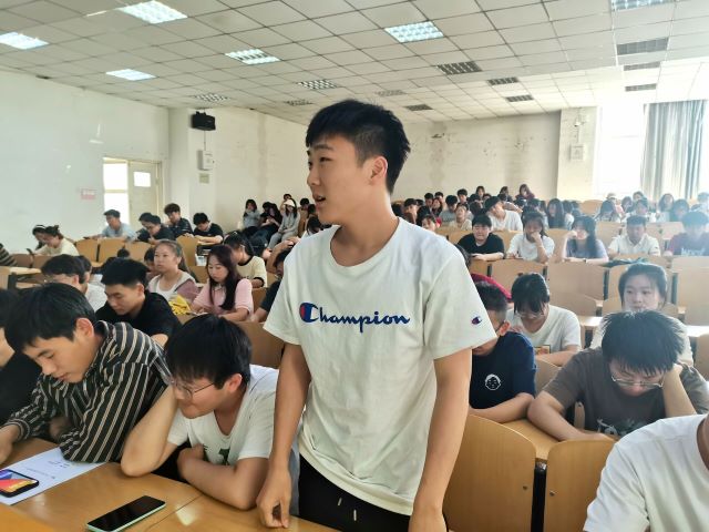 【辅导员说完满】以C位交流为基 奠日新月异班貌——经济与管理学院2021级辅导员说完满活动