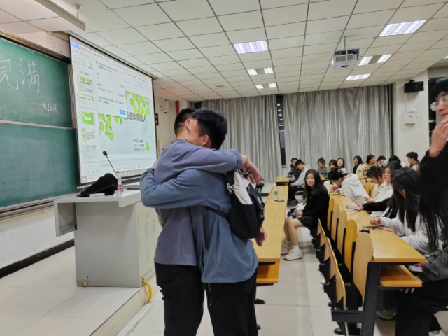 【辅导员说完满】你们是我最想珍惜的人——淬炼·国际商学院2022级辅导员说完满活动