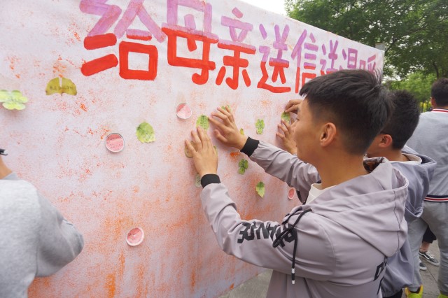 舞出五月“康乃馨” 提笔书写反哺情——大数据学院、信息工程学院举办第87期周末文化广场