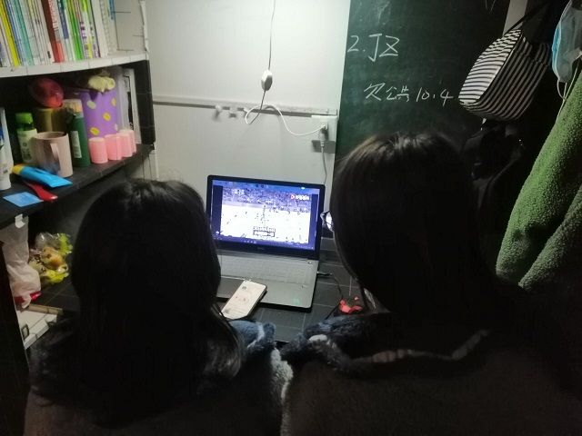 【完满班级】岁月催人老 运动抗衰老——艺术传媒学院环设1801班排球比赛观摩