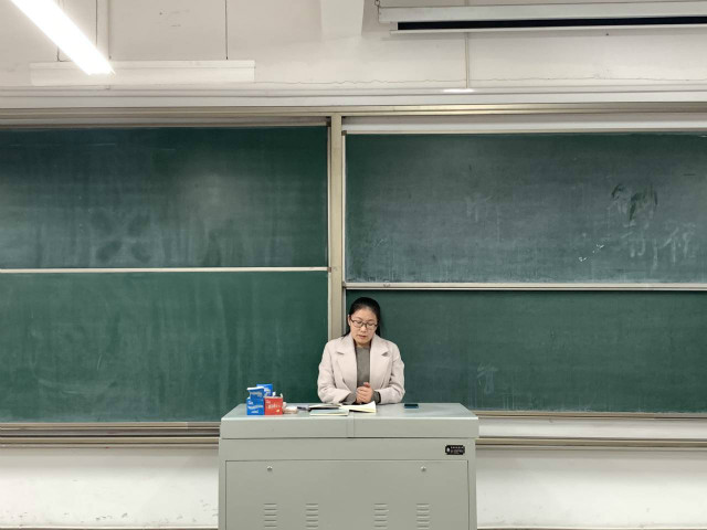 【辅导员说完满】回顾往昔勉当下 莫让年华似水流——经济与管理学院开展“回首过去，展望未来”主题年级会