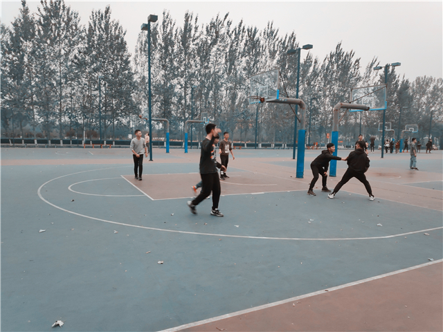 【完满班级】竞技篮球 谁与争锋——网工1802班“勇往直前，体味人生”篮球比赛