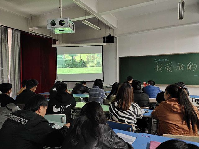 【完满班级】五星红旗升起的那一片天空——艺术传媒学院2020级视觉2007班爱国主题电影《八佰》活动