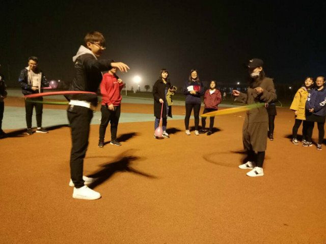 【完满班级】行走的呼啦圈 转动的是快乐——经济管理系国贸1603班举办完满班级活动