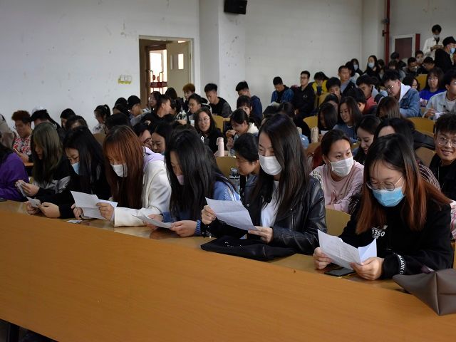 【辅导员说完满】繁华落尽 未来可期——食品与环境学院2017级主题年级会