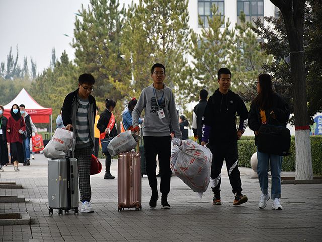 携一纸青春 赴一段韶华——艺术传媒学院迎新报道