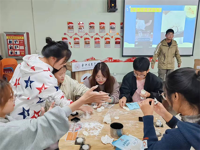 万家团圆迎中秋 四海欢腾庆国庆——商务英语学院十月完满团支部活动集锦