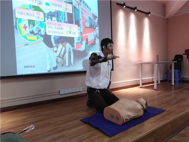 【社团快讯】学习急救知识 传递人间真情——大学生红十字会开展急救知识技能培训活动