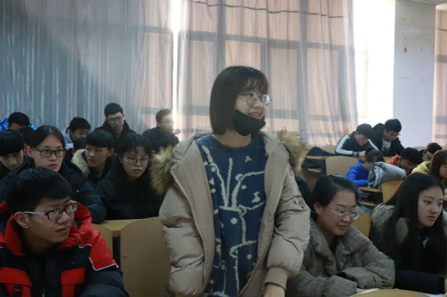 【辅导员说完满】每一份经历 都是你通向成功的台阶——经济与管理学院开展“完满 实践你梦想的舞台”主题年级会