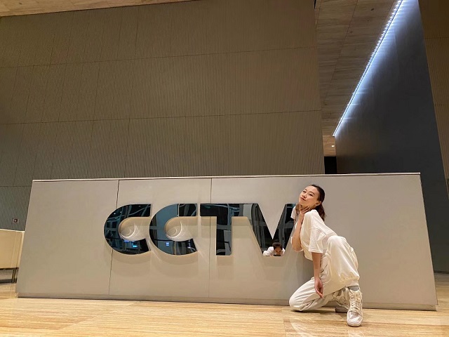 闪光的信院第253期：华丽绽放 舞姿飞扬 点亮梦想 这是“信院舞娘”龙起璞的故事。