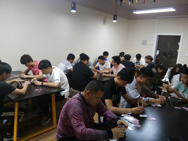 【完满班级】用纸牌搭起趣味之桥——信息工程学院网工1701班搭建塔牌活动