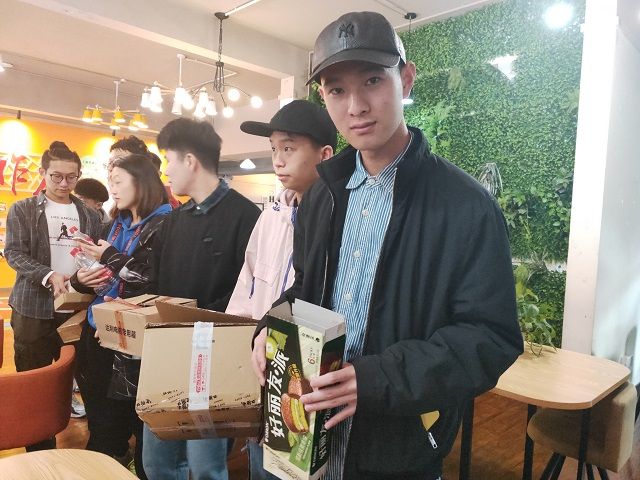 【完满班级】变废为宝 点石成金 废品回收再利用活动——艺术传媒学院环设1806班