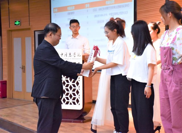 登巨人之肩 聚焦阅读中的商科思维——大数据学院、信息工程学院“信息产业大咖传记阅读计划”赠书仪式