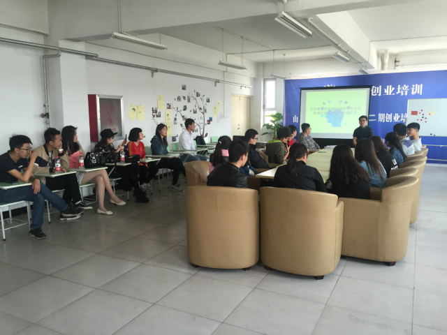 【缤纷百团】互联网与创业背后的故事——大学生创业协会“互联·共赢”创新创业知识讲座