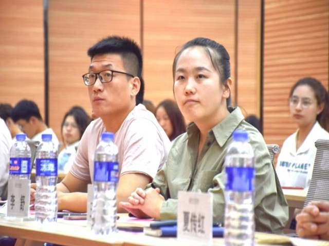 登巨人之肩 聚焦阅读中的商科思维——大数据学院、信息工程学院“信息产业大咖传记阅读计划”赠书仪式