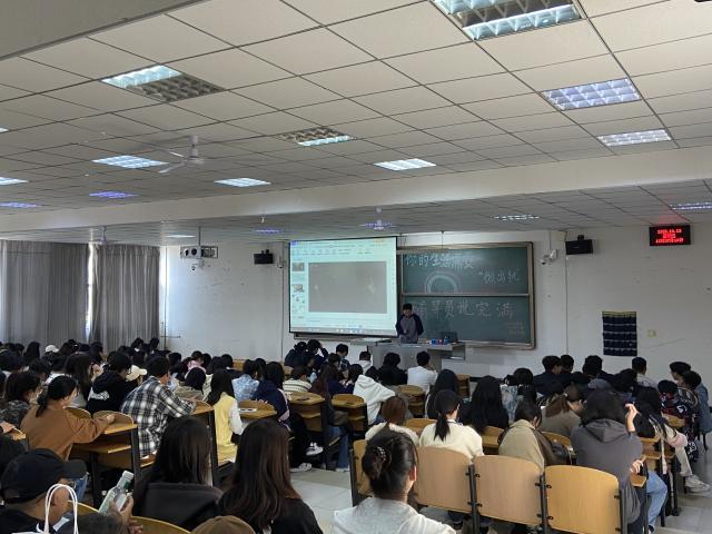 【辅导员说完满】你的生活需要微出轨——经济与管理学院2023级辅导员说完满活动