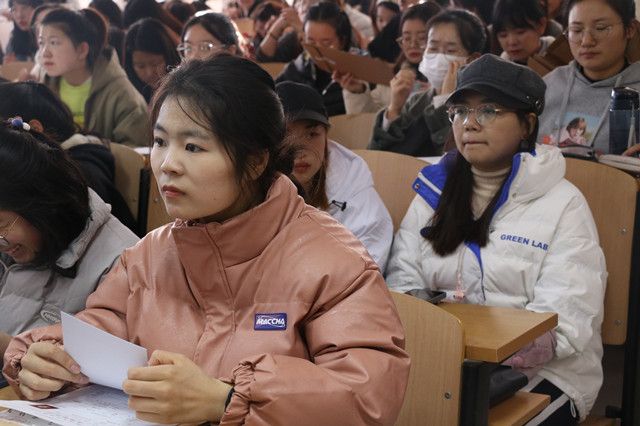 【辅导员说完满】 防诈防欺全民行 铸就安全幸福家 ——商务英语学院“防范诈骗你我行,幸福安然中国梦”主题年级会