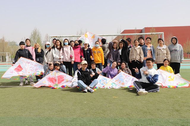 【完满班级】党风吹 放飞青年志——资产1902班放风筝活动