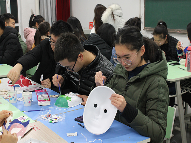 【完满班级】百变千面 疯狂面具——艺术传媒学院视觉1802班“百变千面 疯狂面具”创意面具彩绘