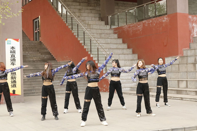 舞青春 展英姿——商务英语学院为梦奔跑“青春飞扬 有舞相伴”活动第一期